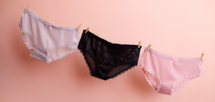 trio de culottes menstruelles sur fond rose