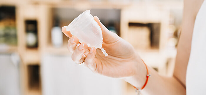 coupe menstruelle tenue par une main de femme