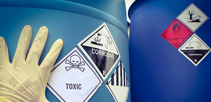 bidons de produits toxiques représentant la toxicité des protections hygiéniques classiques