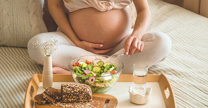 femme enceinte mangeant un repas équilibré