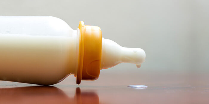 biberon rempli de lait