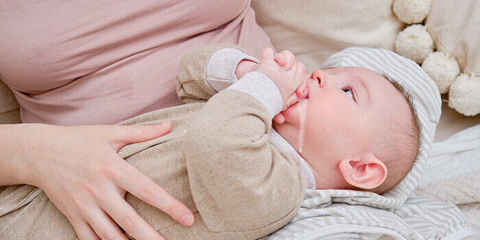 bébé qui régurgite légèrement