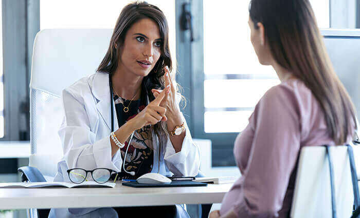 femme enceinte en consultation avec un médecin