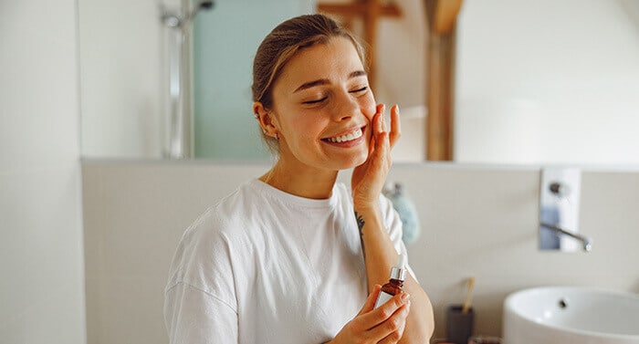 jeune femme qui hydrate sa peau