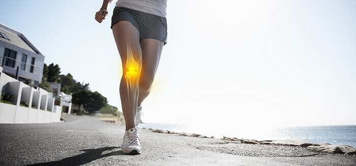 femme qui court avec l'articulation du genou en surbrillance