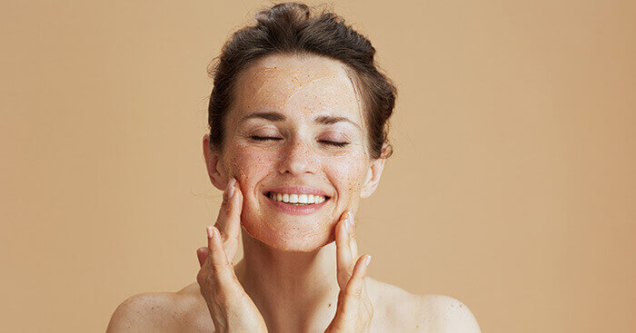 femme effectuant un gommage du visage