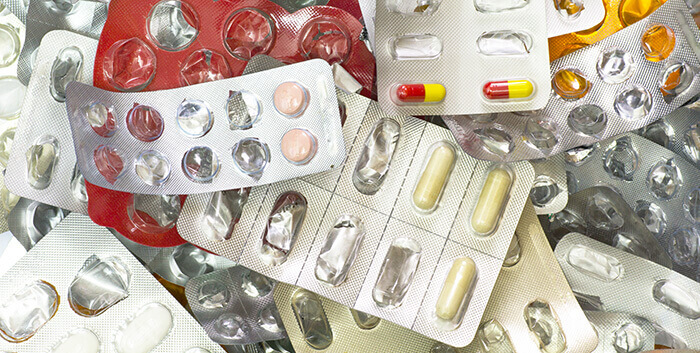 plaquettes de médicaments usagés en pagaille