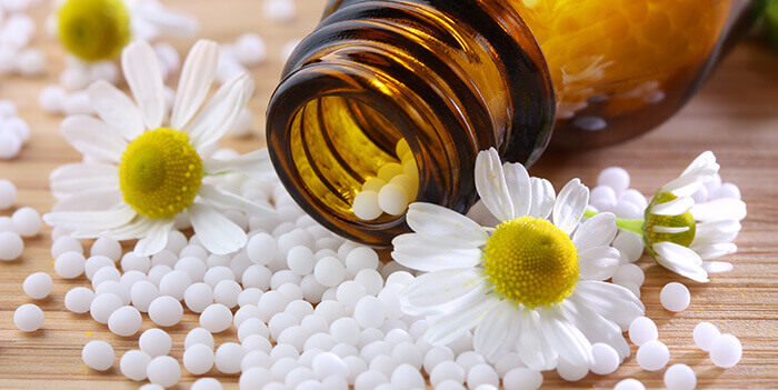 granules d'homéopathie et fleurs blanches