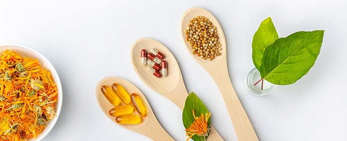 compléments alimentaires présentés dans des cuillères en bois