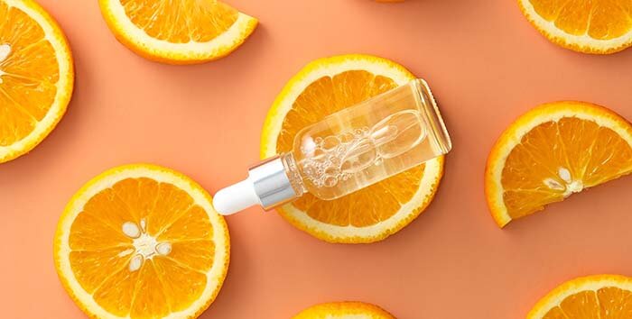 tranches d'orange avec une fiole de vitamine C