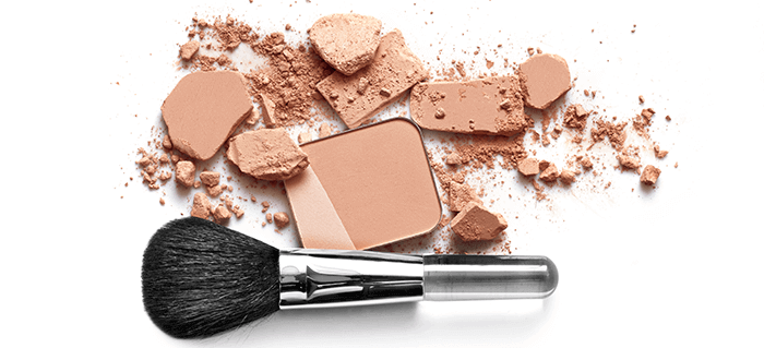 ensemble de fonds de teint avec un pinceau applicateur sur fond blanc