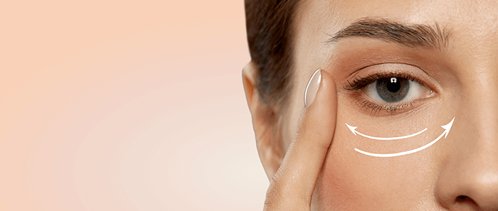 gros plan sur une femme se lissant le contour de l'oeil du bout du doigt