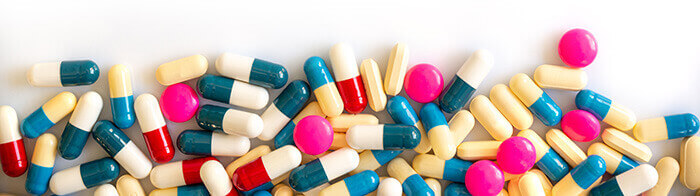 médicaments sous forme de gélules de toutes les couleurs