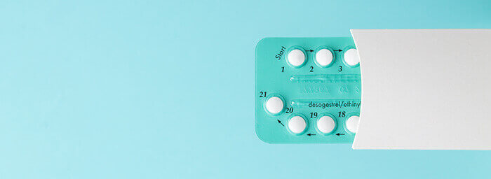 plaquette de pilule contraceptive sur fond bleu