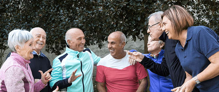 groupe de personnes âgées en tenue de sport en train de discuter
