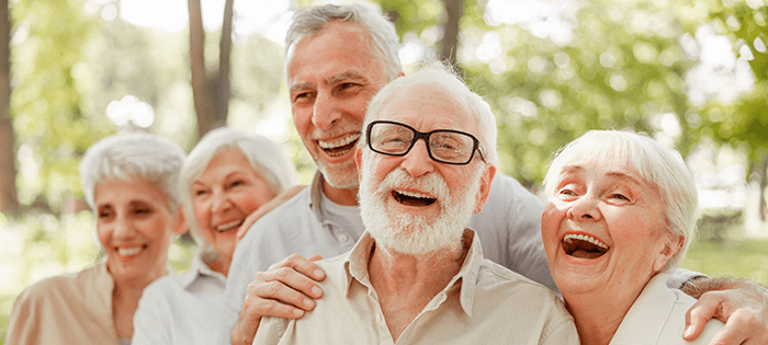 groupe de personnes âgées souriant