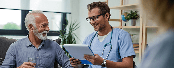 homme âgé discutant avec un médecin