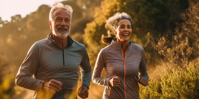 couple de cinquantenaires faisant un footing