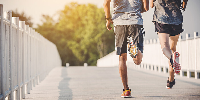 plan sur les jambes de deux coureurs sur un pont