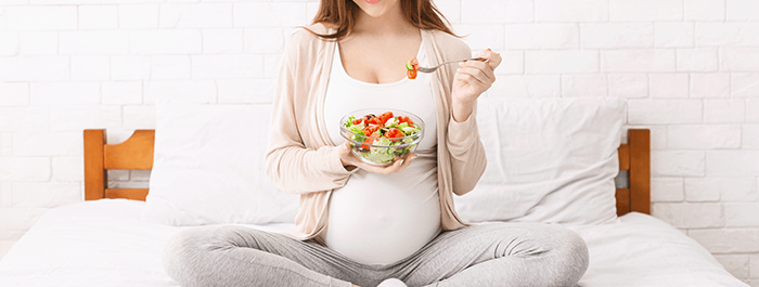 femme enceinte mangeant un repas équilibré