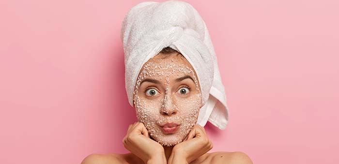 masque de sel purifiant sur le visage d'une femme