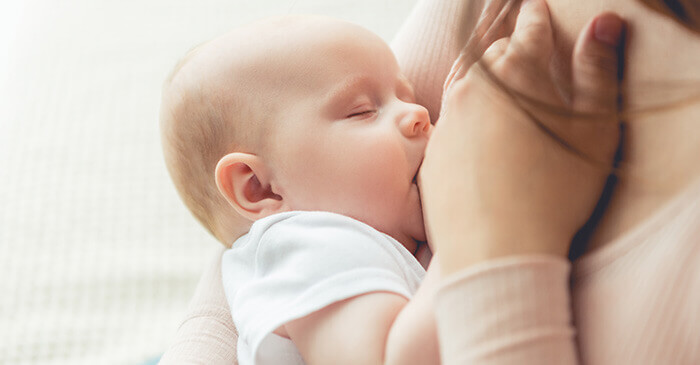 bébé tétant le sein de sa mère