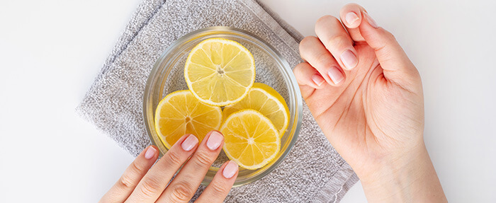 blanchiment des ongles à l'aide de citron