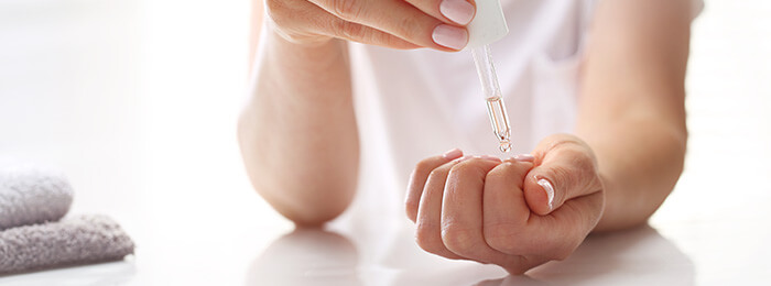 soin des ongles avec de l'huile végétale