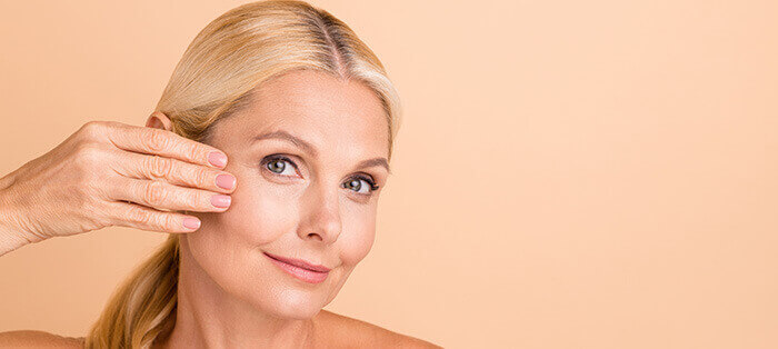 peau du visage d'une femme mature