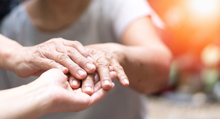 plan sur la main d'un patient atteint de la maladie de Parkinson