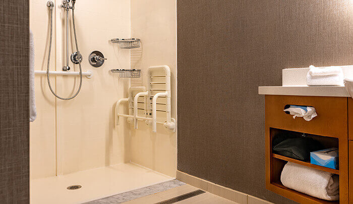 siège de douche installé dans une salle de bain