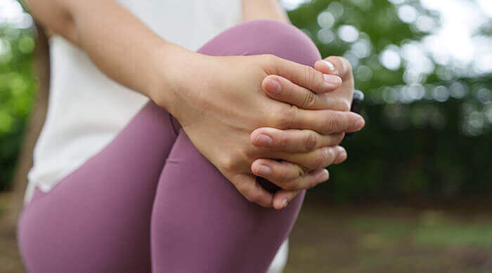 plan sur le genou d'une femme qui effectue un étirement