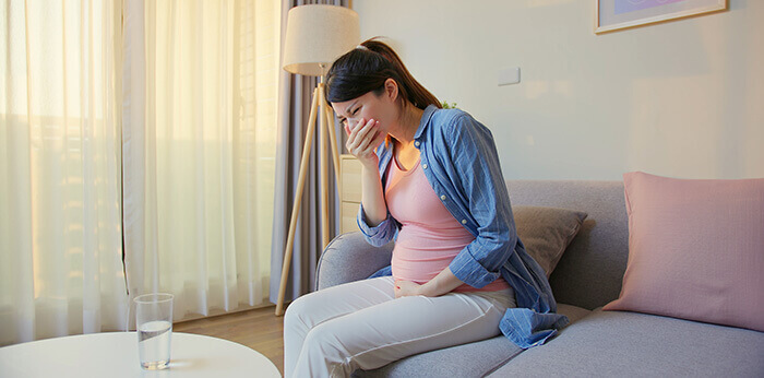 femme enceinte souffrant de nausées