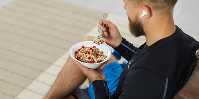 sportif en train de manger un bol de céréales