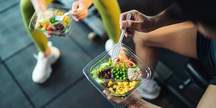 sportifs en train de manger une salade