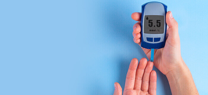 lecteur de glycémie indiquant une glycémie plus basse que la normale