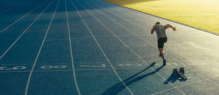 homme démarrant une course sur une piste d'athlétisme