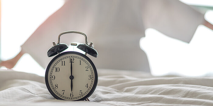 réveil avec une personne s'étirant en arrière plan