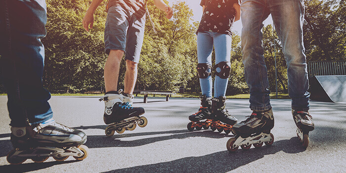 plan sur les jambes d'un groupe de personnes en roller