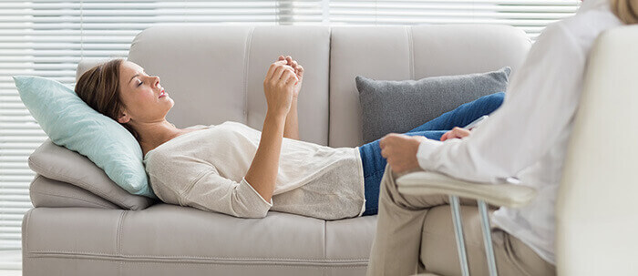 femme se confiant sur le divan d'un psychologue