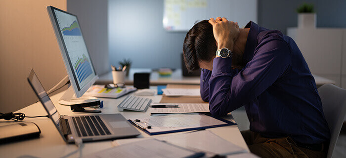 homme stressé au travail