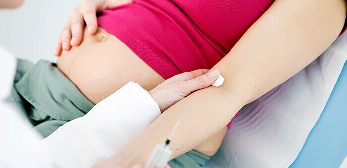 femme enceinte faisant une prise de sang