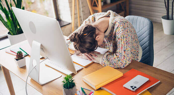 femme en télétravail exténuée à son bureau