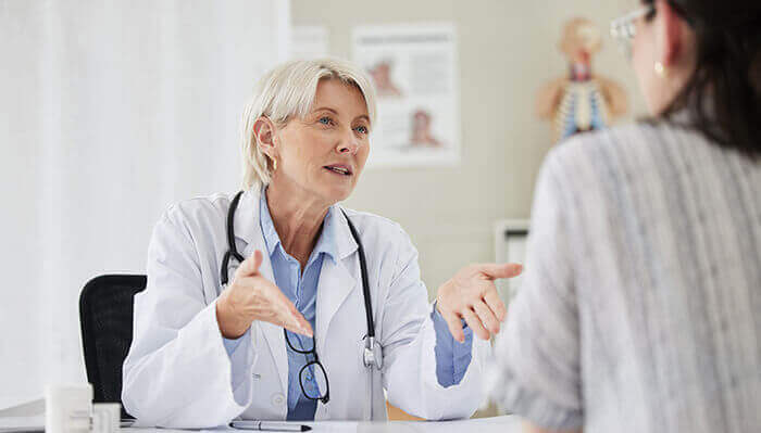 consultation médicale entre une patiente et sa médecin