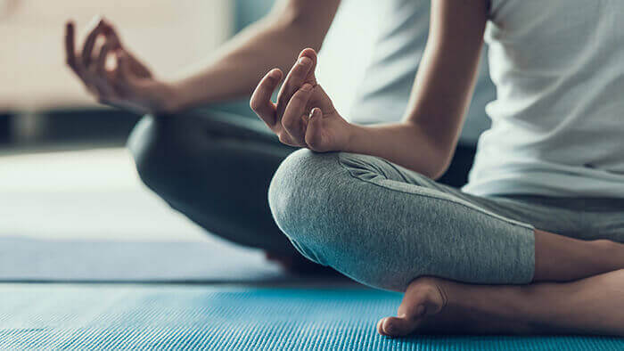 Deux femmes pratiquant une position de yoga