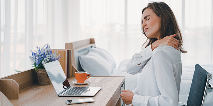 femme devant un ordinateur souffrant de la nuque