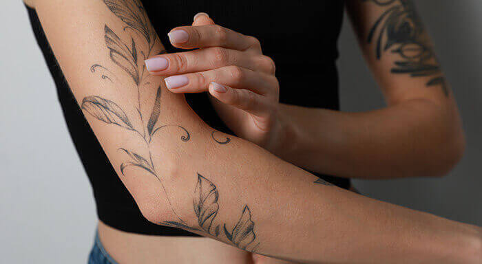 gros plan sur le tatouage du bras d'une femme