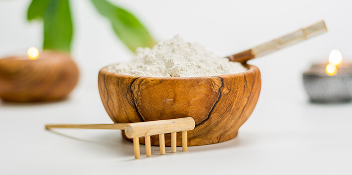 bol en bois rempli de poudre de kaolin