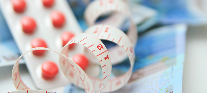 palquette de médicaments avec un mètre de mesure