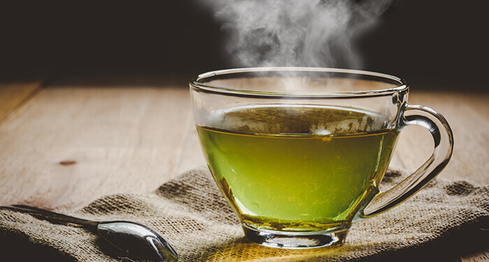 tasse fumante de thé vert